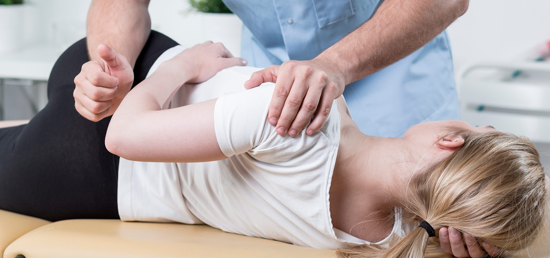 Séance d’ostéopathie Goulmant Ostéo à Toulouse, manipulation douce de la colonne sur table de consultation