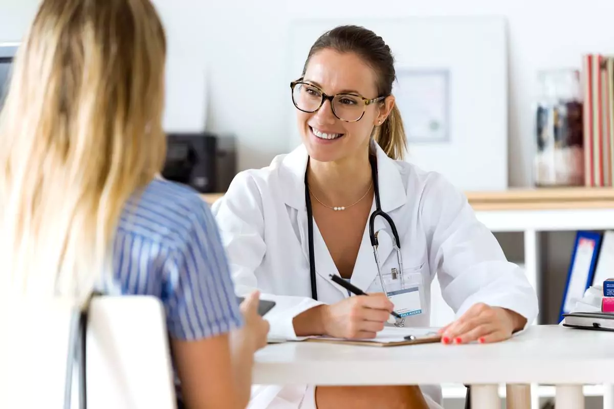 Consultation bienveillante chez Goulmant Ostéo à Toulouse entre une patiente et une professionnelle de santé souriante