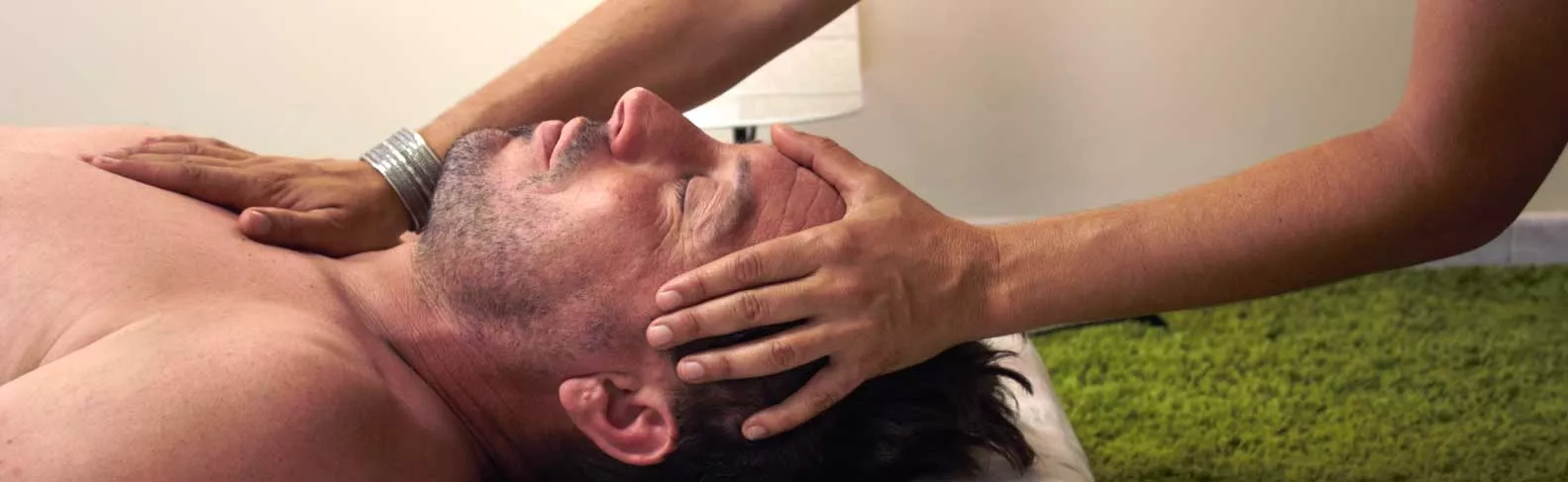 Massage crânien relaxant chez Goulmant Ostéo à Toulouse, séance bien-être pour adulte allongé